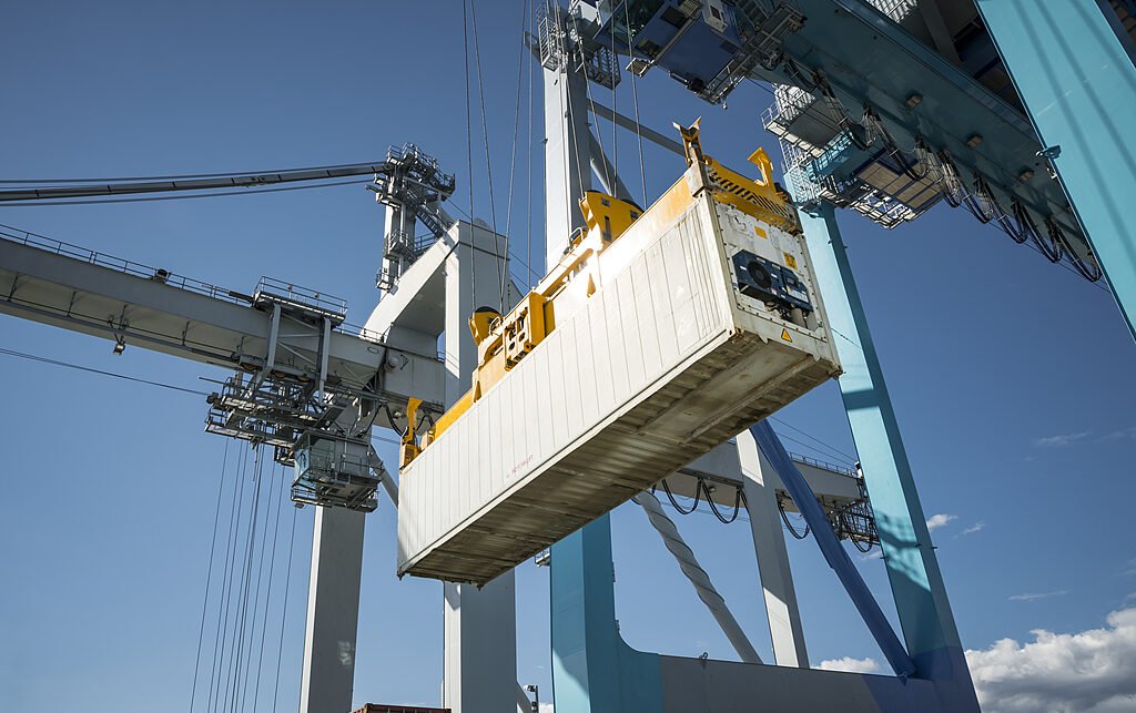 Refrigerated container lifting